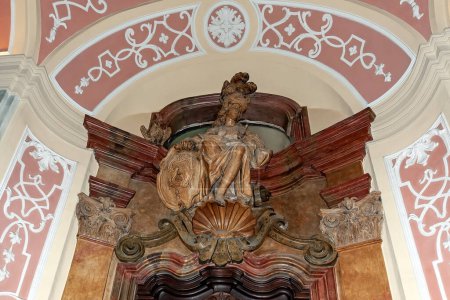 Téléchargez les photos : Sculpture Athéna avec bouclier avec tête Méduse sur bouclier dans le hall du bâtiment principal de l'Université de Wroclaws, Pologne - en image libre de droit