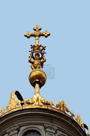 Téléchargez les photos : Croix au sommet de la cathédrale de Wawel à Cracovie Pologne - en image libre de droit