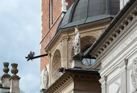 Téléchargez les photos : Façade extérieure de la cathédrale de Wawel avec statue médiévale et gargouilles à Cracovie Pologne - en image libre de droit