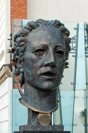 Téléchargez les photos : Orphée tête dans la cour du Henryk Tomaszewski Museum of Theater à Cracovie Pologne - en image libre de droit
