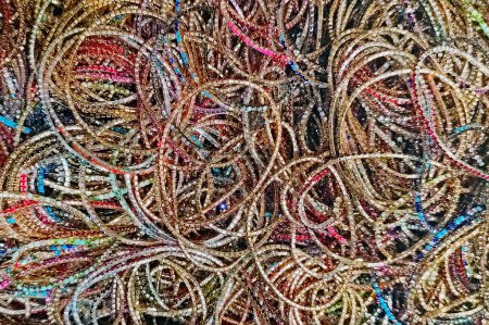 Téléchargez les photos : Pile de bracelets colorés bon marché lâche - en image libre de droit