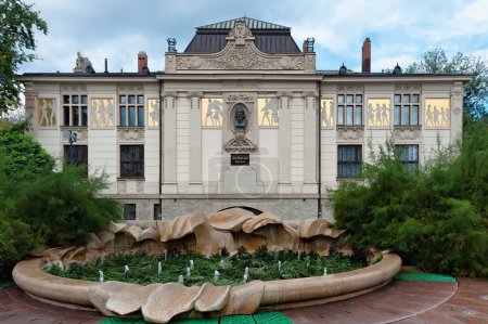 Téléchargez les photos : Palais des Beaux-Arts dans la vieille ville sur la place Chtchepan à Cracovie, en Pologne. Devant le Palais d'Art se trouve un buste de Jan Matejko. - en image libre de droit