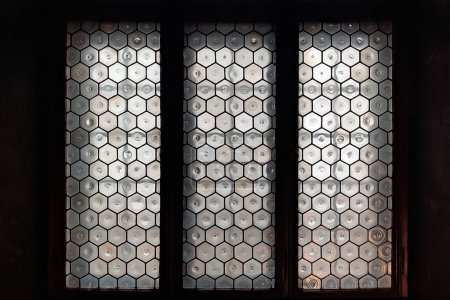Téléchargez les photos : Verre texturé abstrait de vieille fenêtre médiévale - en image libre de droit