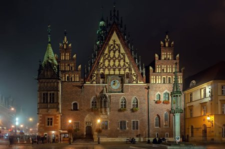 Téléchargez les photos : Vue de nuit de la mairie de Wroclaw à Wroclaw, Pologne - en image libre de droit