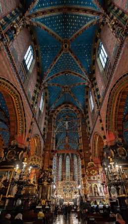 Téléchargez les photos : L'intérieur de la basilique Sainte-Marie à Cracovie, Pologne - en image libre de droit