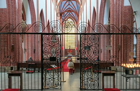 Téléchargez les photos : La prière dans l'église Sainte-Marie-sur-le-Sable à Wroclaw Pologne - en image libre de droit