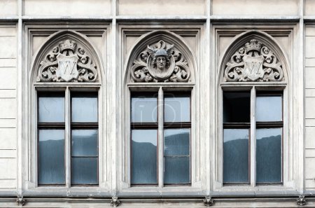 Téléchargez les photos : Façade du vieux bâtiment avec trois fenêtres décorées - en image libre de droit