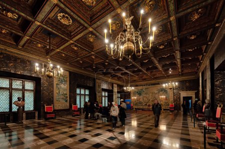 Téléchargez les photos : Salle du trône dans le château de Wawel à Cracovie Pologne - en image libre de droit