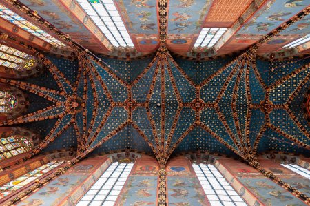 Téléchargez les photos : Plafond de la basilique Sainte-Marie à Cracovie, Pologne - en image libre de droit