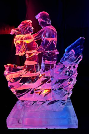 Téléchargez les photos : Sculpture sur glace d'une jeune fille et homme mis en évidence - en image libre de droit