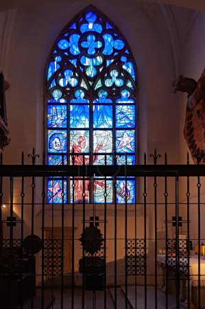 Téléchargez les photos : Le vitrail de la chapelle fermée de l'église Sainte-Élisabeth, Wroclaw, Pologne - en image libre de droit