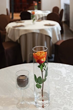Téléchargez les photos : Décor de table avec une bougie et une rose - en image libre de droit