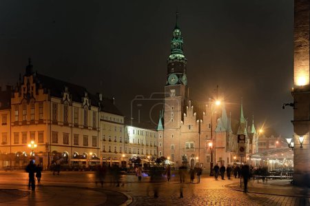 Téléchargez les photos : Place du marché de Wroclaw avec vue de nuit de l'hôtel de ville à Wroclaw Pologne - en image libre de droit