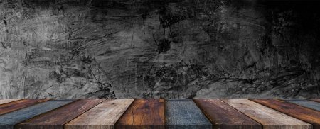 Téléchargez les photos : Plateau vide en bois brun sur fond de mur loft gris. Modèle de maquette pour l'affichage du produit - en image libre de droit