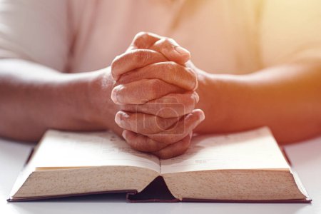 Téléchargez les photos : Mains femme avec la bible prier. Concept chrétien. - en image libre de droit