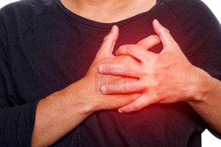 Foto de Hombre con ataque al corazón aislado sobre fondo blanco. Concepto de salud y problemas de salud - Imagen libre de derechos