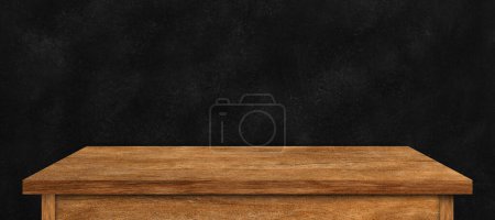 Téléchargez les photos : Table en bois et fond mural noir - en image libre de droit