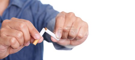 Téléchargez les photos : Homme tenant cigarette cassée dans les mains isolées sur fond blanc. Arrêtez de fumer des cigarettes concept. Non fumeur. - en image libre de droit