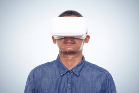 Foto de Hombre con gafas de realidad virtual aisladas sobre fondo blanco - Imagen libre de derechos