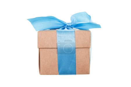 Téléchargez les photos : Boîte cadeau isolé sur fond blanc - en image libre de droit