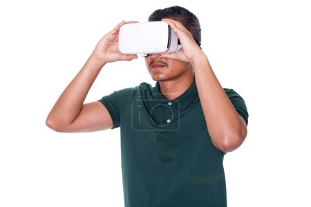 Foto de Hombre con gafas de realidad virtual aisladas sobre fondo blanco - Imagen libre de derechos