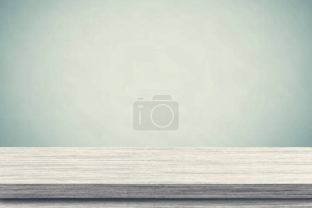 Foto de Mesa de madera blanca vacía y pared grunge, uso como montaje de la exhibición del producto. - Imagen libre de derechos