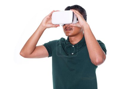 Téléchargez les photos : Homme portant des lunettes de réalité virtuelle isolé sur fond blanc - en image libre de droit