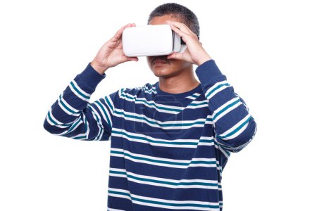 Téléchargez les photos : Homme portant des lunettes de réalité virtuelle isolé sur fond blanc - en image libre de droit