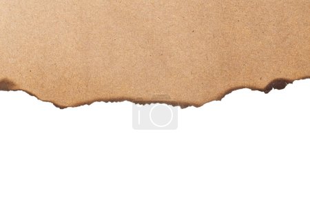 Téléchargez les photos : Brûler du papier brun à moitié isolé sur fond blanc avec un chemin de coupe - en image libre de droit