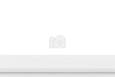 Foto de Tapa de tabla de madera blanca vacía sobre fondo blanco, maqueta de la plantilla para la exhibición del producto - Imagen libre de derechos