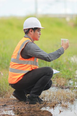 Téléchargez les photos : Les ingénieurs de l'environnement travaillent à la source d'eau pour vérifier la présence de contaminants dans les sources d'eau et analyser les résultats des tests d'eau afin de les réutiliser.. - en image libre de droit