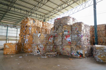 Téléchargez les photos : Nakhon Ratchasima - 14 septembre 2023 Balles de carton et de carton boîte avec des attaches de fil de cerclage avant le déchiquetage à l'usine de recyclage - en image libre de droit