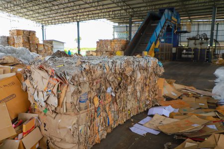 Téléchargez les photos : Nakhon Ratchasima - 6 octobre 2023 Balles de carton et de carton boîte avec des attaches de fil de cerclage avant le déchiquetage à l'usine de recyclage. - en image libre de droit