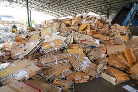 Téléchargez les photos : Nakhon Ratchasima - 11 octobre 2023 Balles de carton et de carton boîte avec des attaches de fil de cerclage avant le déchiquetage à l'usine de recyclage - en image libre de droit