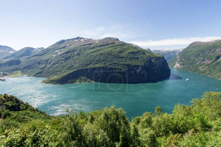 Téléchargez les photos : Vue sur le Geirangerfjord depuis le point de vue Eagle Curve. Norvège. Destination de voyage. Fisheye photo - en image libre de droit