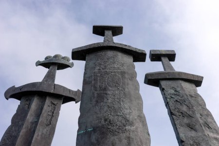 Foto de Espadas en Rock. Monumento para conmemorar la batalla en Hafrsfjord. Stavanger. Países Bajos - Imagen libre de derechos