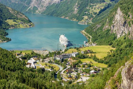 Téléchargez les photos : Geirangerfjord avec navire de croisière AIDA, vue depuis le point de vue de Flydalsjuvet, Norvège. Destination de voyage. 26 juin 2023 - en image libre de droit