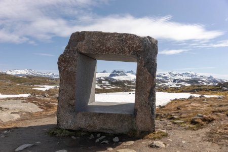 Téléchargez les photos : Sculpture en pierre en montagne. Route touristique nationale 55 Sognefjellet. Norvège. Parc national Jotunheimen - en image libre de droit