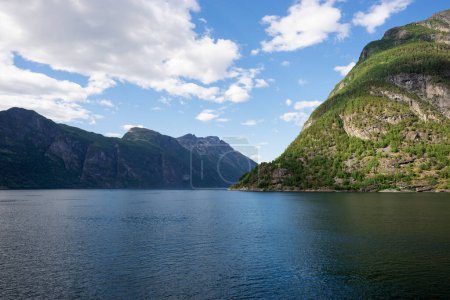 Téléchargez les photos : Paysage naturel à geirangerfjord à partir du bateau. Norvège - en image libre de droit