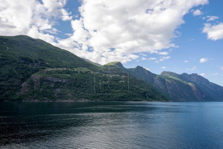 Téléchargez les photos : Paysage naturel à geirangerfjord à partir du bateau. Norvège - en image libre de droit