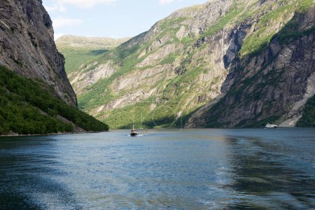 Téléchargez les photos : Geirangerfjord. Montagnes vues du bateau. Norvège. Destination de voyage - en image libre de droit