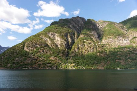 Téléchargez les photos : Geirangerfjord. Montagnes vues du bateau. Norvège. Destination de voyage - en image libre de droit