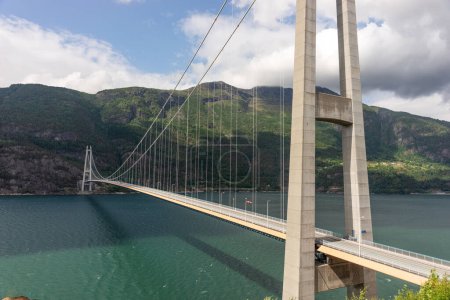Foto de Puente Hardanger. El puente colgante más largo de Noruega. Hardangerbrua conectando dos lados de Hardangerfjorden - Imagen libre de derechos