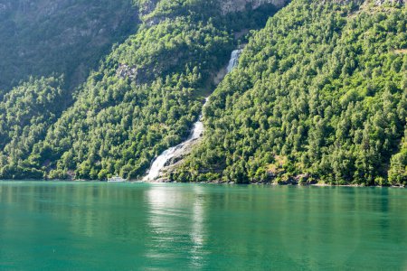 Téléchargez les photos : Apportez cascade fossen au-dessus Geirangerfjord, situé près du village Geiranger. Norvège - en image libre de droit