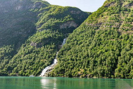 Téléchargez les photos : Apportez cascade fossen au-dessus Geirangerfjord, situé près du village Geiranger. Norvège - en image libre de droit
