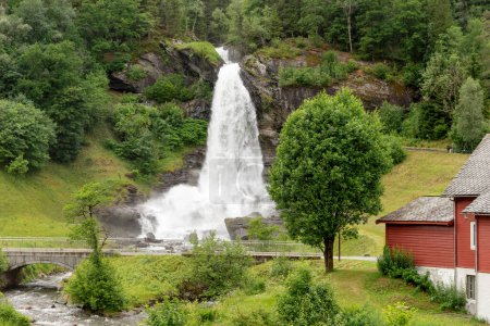 Téléchargez les photos : Steinsdalsfossen, impressionnante cascade en Norvège - en image libre de droit