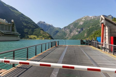 Téléchargez les photos : Quai de bateau au Geirangerfjord. Port de Geiranger en Norvège - en image libre de droit