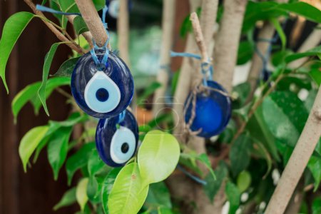 Téléchargez les photos : De grands groupes de perles bleues portées contre le mauvais oeil accroché sur - en image libre de droit