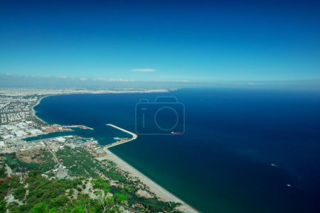 Foto de Vista de la playa de Konyaalti en Antalya, Turquía. Montañas Beydaglari - Imagen libre de derechos