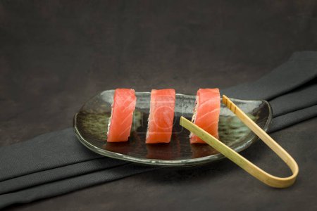 Foto de Un conjunto de sushi delicioso sobre fondo oscuro - Imagen libre de derechos